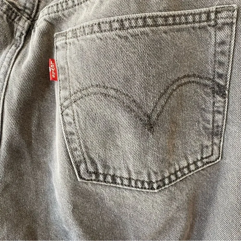 Levi’s 501 High Rise Raw Hem Straight Leg Cropped Jeans in Get Off My Cloud - Picture 12 of 15